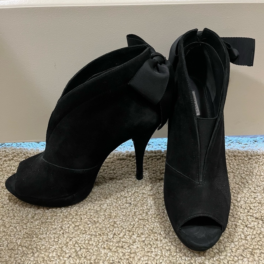 VERA WANG black suede heels